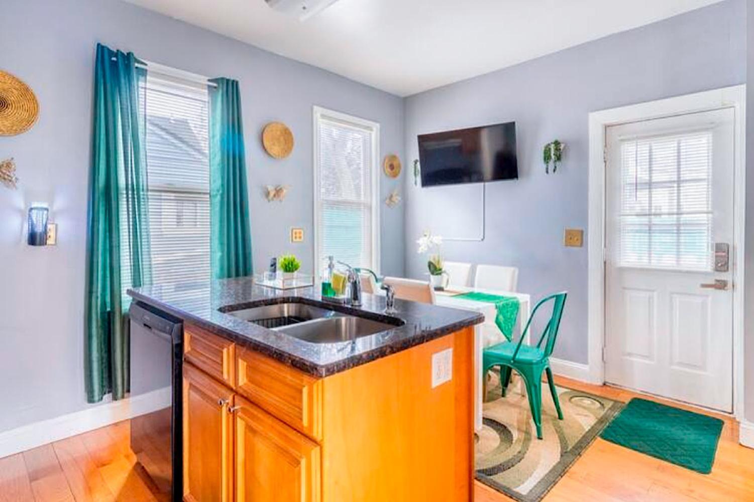 The Tremont Emerald - By Christmas Story House - Historic Charm & Modern Comfort Near Downtown With Parking, 300Mb Wifi & Self Check-In Cleveland Ngoại thất bức ảnh