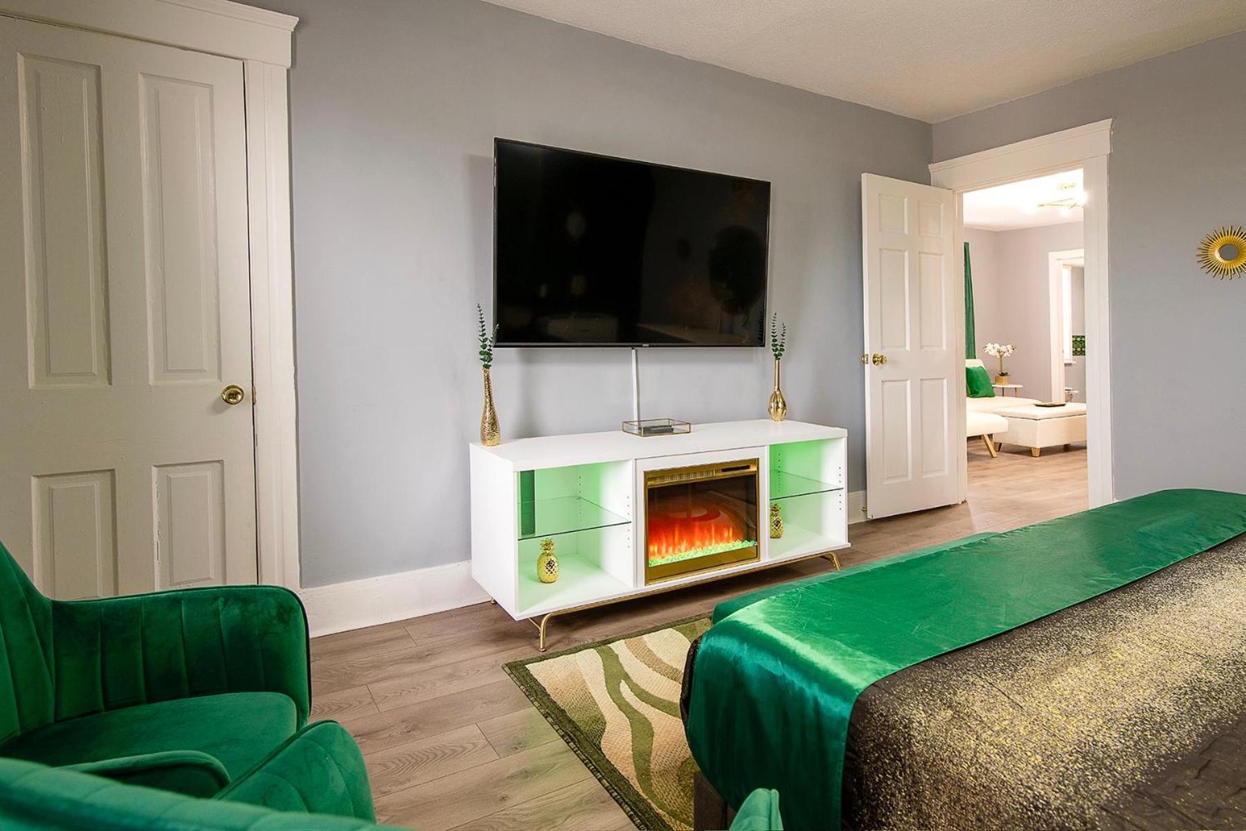 The Tremont Emerald - By Christmas Story House - Historic Charm & Modern Comfort Near Downtown With Parking, 300Mb Wifi & Self Check-In Cleveland Ngoại thất bức ảnh